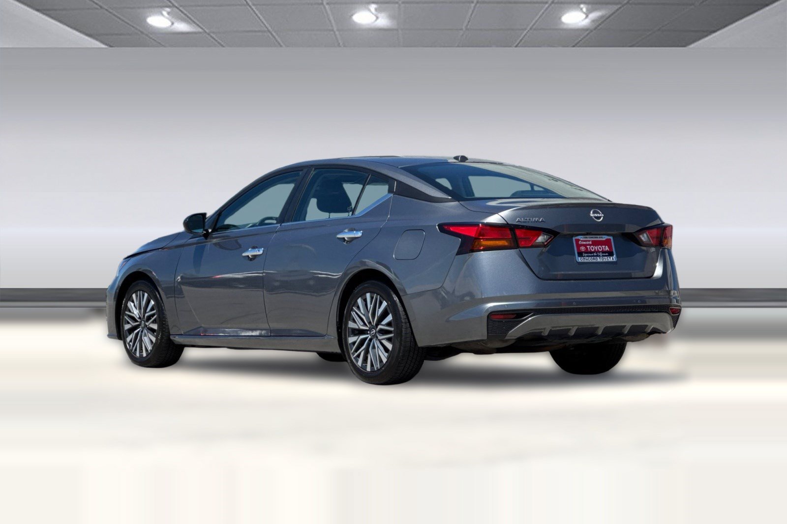Used 2025 Nissan Altima 2.5 SV FWD image 3