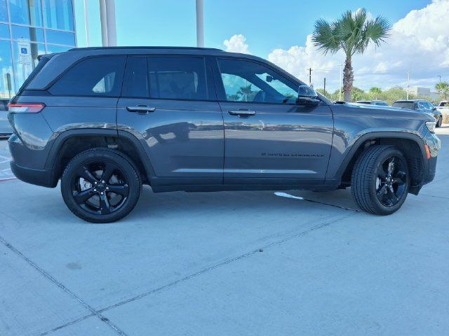 Used 2025 Jeep Grand Cherokee Limited w/ Luxury Tech Group II RWD image 8