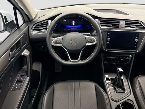 Used 2023 Volkswagen Tiguan SE FWD image 10