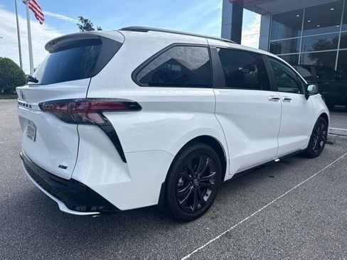 Used 2025 Toyota Sienna XSE FWD image 4