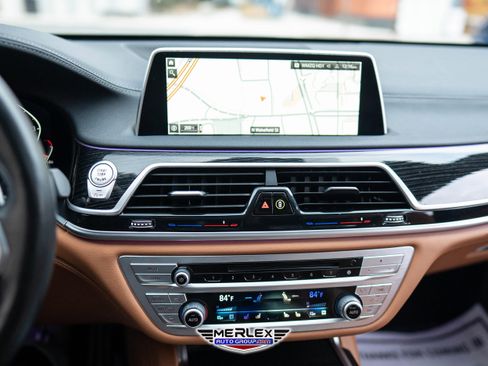 Used 2020 BMW 750i xDrive w/ M Sport Package image 33