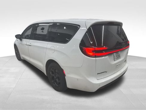 Used 2024 Chrysler Pacifica Select image 13