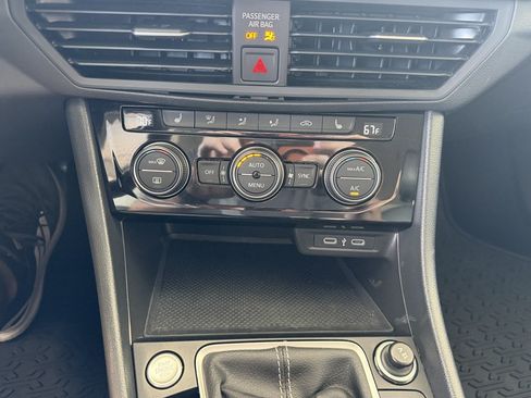 Used 2024 Volkswagen Jetta SE FWD image 17