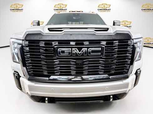 Used 2024 GMC Sierra 3500 Denali Ultimate AWD/4WD image 2