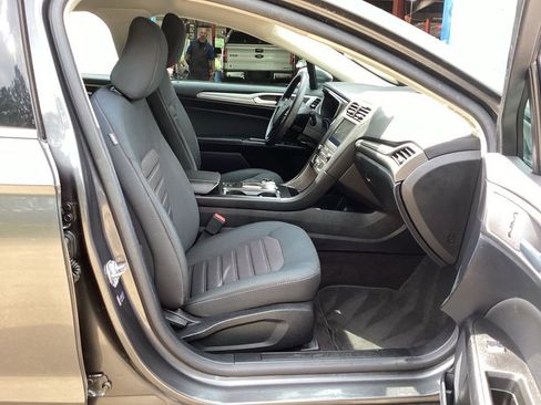 Used 2020 Ford Fusion SE FWD image 29