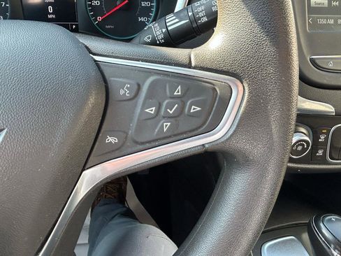 Used 2018 Chevrolet Equinox LT FWD image 19