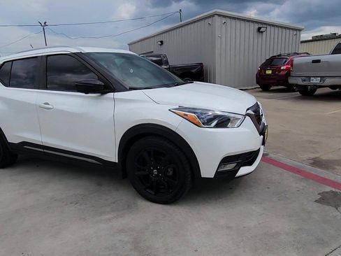 Used 2020 Nissan Kicks SR w/ SR Premium Package FWD image 2
