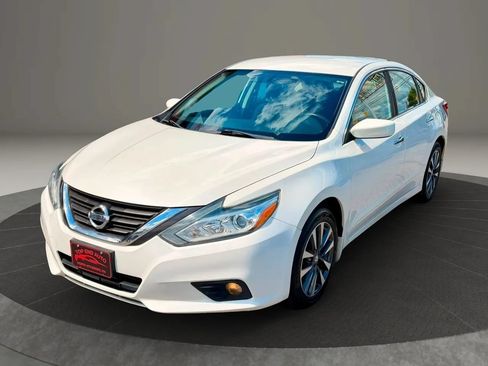 Used 2017 Nissan Altima 2.5 SV FWD image 1