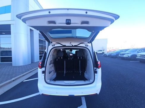 Used 2024 Chrysler Pacifica Touring-L image 11