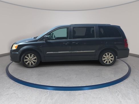 Used 2014 Chrysler Town & Country Touring FWD image 3