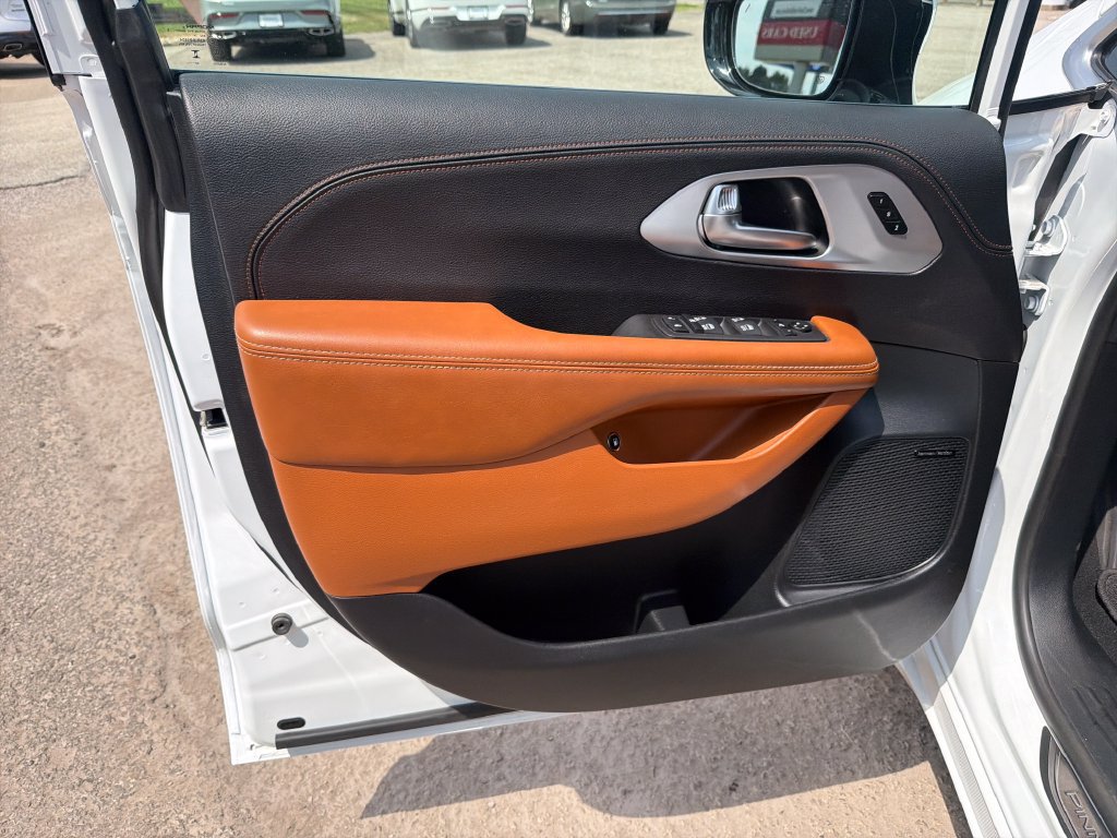 Used 2026 Chrysler Pacifica Pinnacle FWD image 12