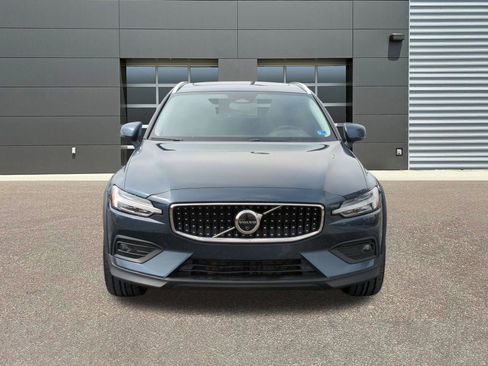 Used 2025 Volvo V60 B5 Cross Country Plus image 2
