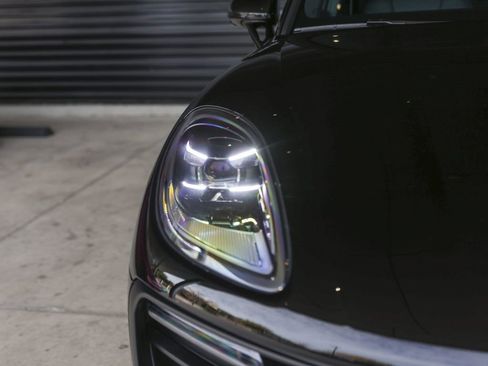 Certified 2025 Porsche Macan AWD/4WD image 11