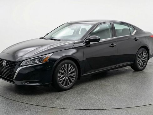 Used 2025 Nissan Altima 2.5 SV image 3