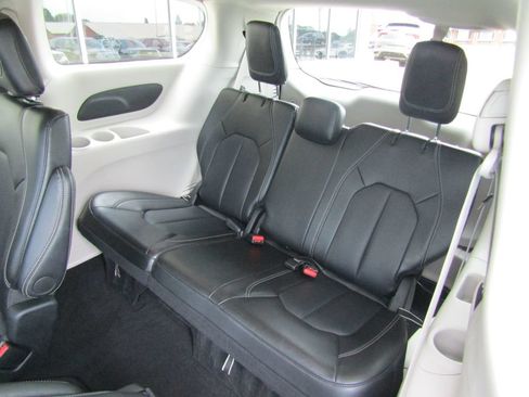 Used 2024 Chrysler Pacifica Touring-L FWD image 19