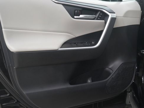 Used 2025 Toyota RAV4 XLE Premium w/ Weather Package AWD/4WD image 19