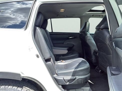 Used 2023 Toyota Highlander XLE AWD/4WD image 12