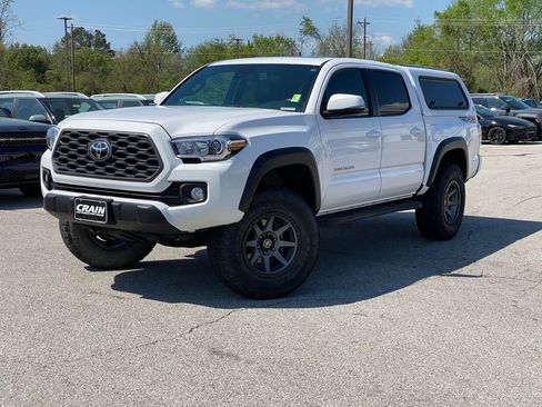 Used 2020 Toyota Tacoma TRD Off-Road w/ TRD Premium Off Road Package image 3