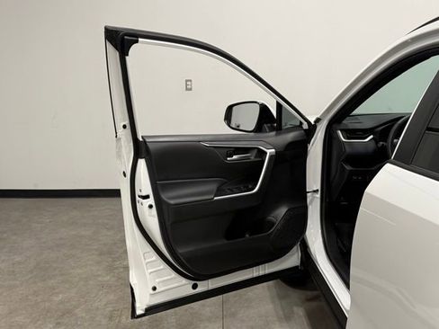 Used 2025 Toyota RAV4 SE image 13