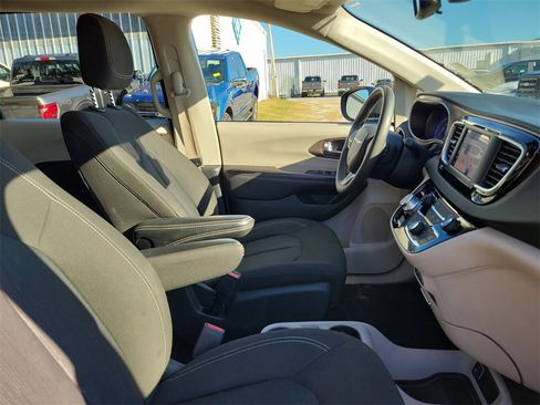 Used 2023 Chrysler Voyager LX image 35