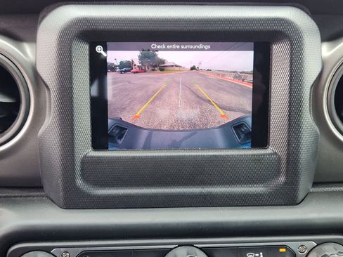 Used 2023 Jeep Gladiator Sport AWD/4WD image 16