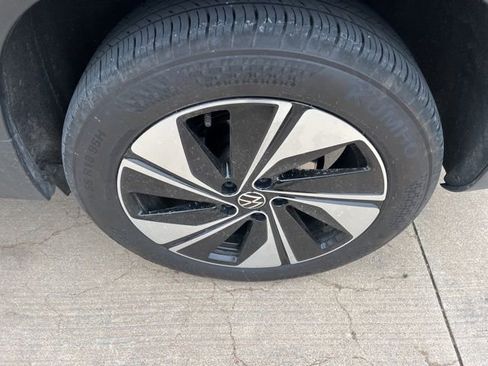 Used 2024 Volkswagen Taos SE image 11