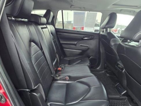 Used 2022 Toyota Highlander XLE image 11