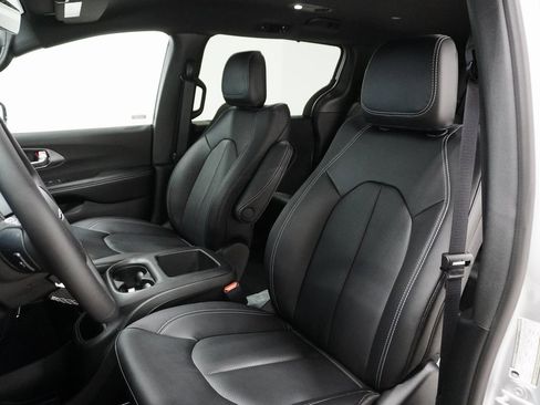 New 2026 Chrysler Voyager LX image 10
