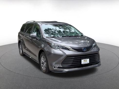 Used 2024 Toyota Sienna XLE FWD image 3