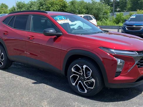 Certified 2024 Chevrolet Trax RS FWD image 2