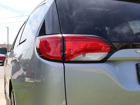 Used 2018 Chrysler Pacifica Limited FWD image 33