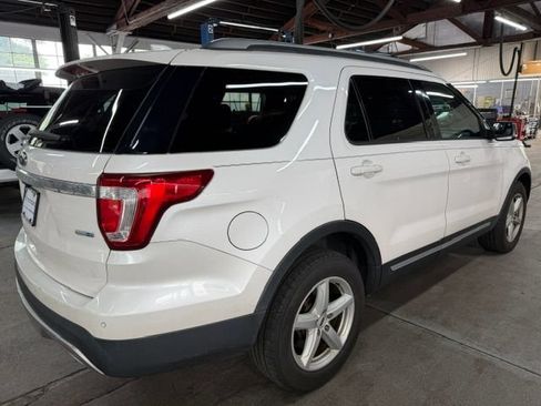 Used 2017 Ford Explorer XLT w/ Equipment Group 202A AWD/4WD image 3