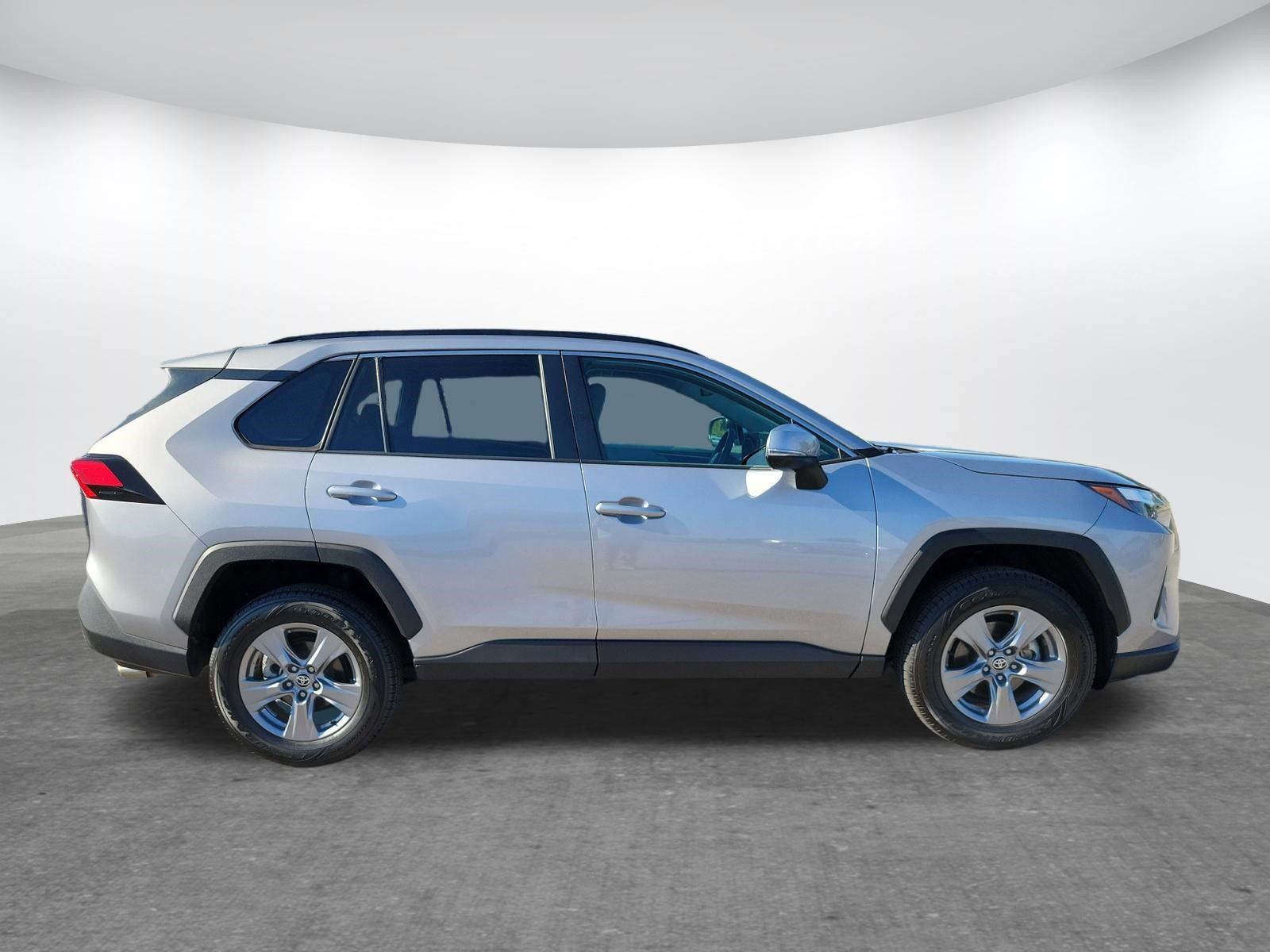 Used 2022 Toyota RAV4 XLE AWD/4WD image 4
