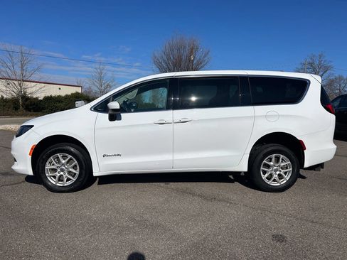 Used 2023 Chrysler Voyager LX FWD image 10