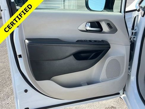 Certified 2024 Chrysler Pacifica Touring-L image 19