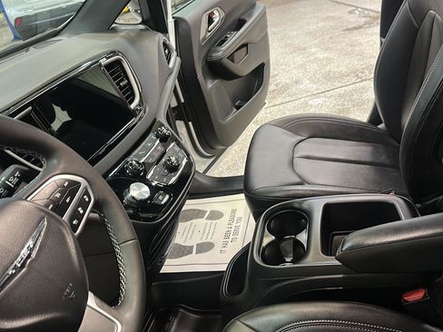 Used 2025 Chrysler Pacifica Select FWD image 19