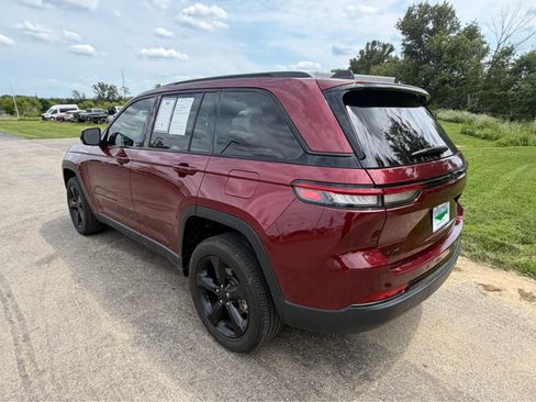 Used 2023 Jeep Grand Cherokee Altitude AWD/4WD image 7