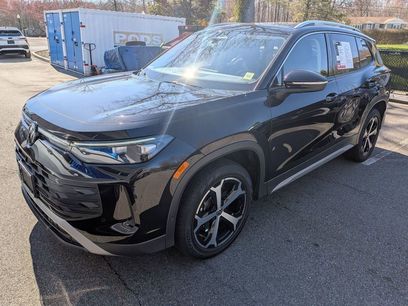 Used 2025 Volkswagen Tiguan SE w/ Panoramic Sunroof Package