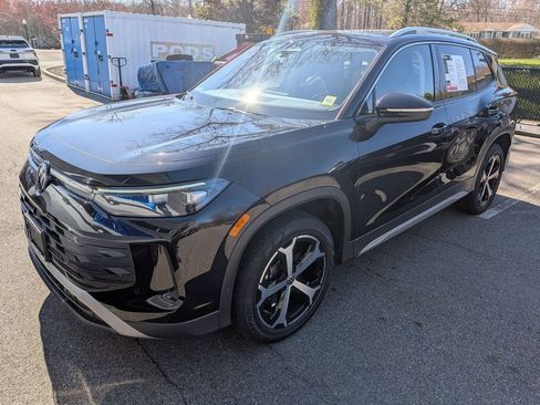 Used 2025 Volkswagen Tiguan SE w/ Panoramic Sunroof Package image 1