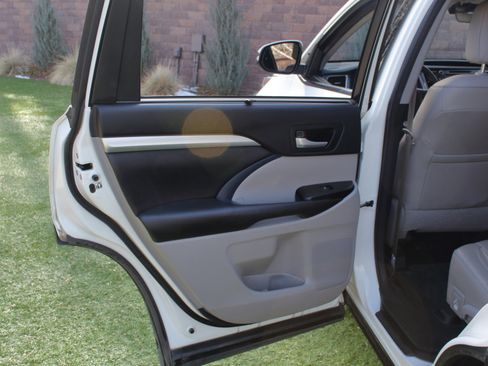 Used 2017 Toyota Highlander XLE image 45