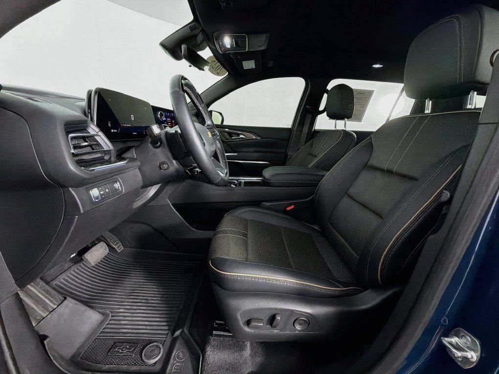 Used 2025 Chevrolet Traverse High Country FWD image 12