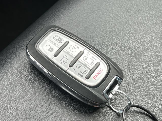 Used 2025 Chrysler Pacifica Select FWD image 34