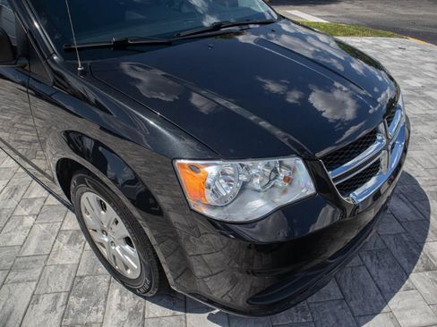 Used 2019 Dodge Grand Caravan SE w/ UConnect Hands-Free Group FWD image 11