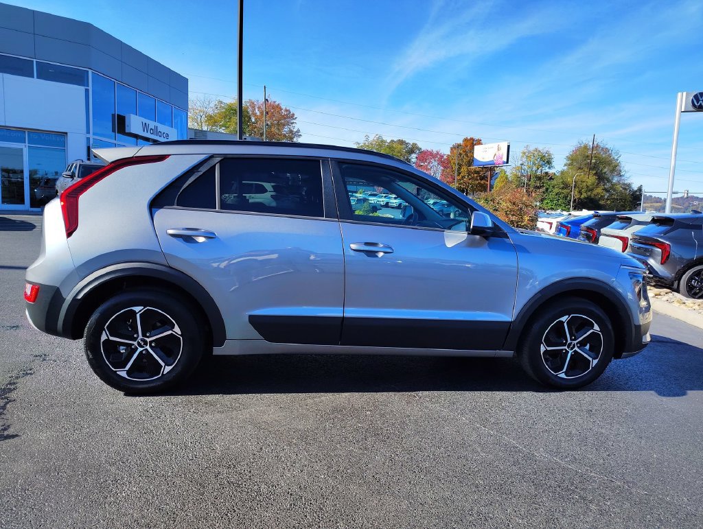 Used 2024 Kia Niro LX FWD image 4