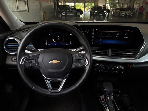 Used 2025 Chevrolet Trax LT w/ LT Convenience Package FWD image 13
