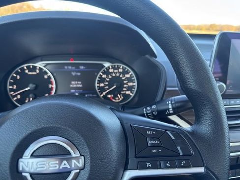 Used 2024 Nissan Altima 2.5 SV image 11