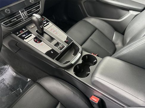 Certified 2023 Porsche Macan image 32