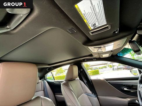 Used 2025 Lexus ES 350 w/ Premium Package image 12