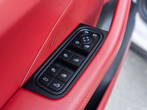 Certified 2025 Porsche Macan Electric image 31