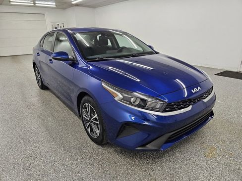 Used 2023 Kia Forte LXS w/ LXS Technology Package FWD image 3